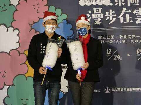 臺北市政府黃珊珊副市長(右)與台北市東區商圈發展協會韓修和理事長(左)於棉花糖寫下對東區的祝福