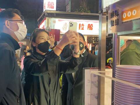 黃副市長珊珊於寧夏夜市使用悠遊付活動付款