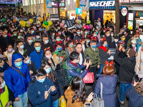 臺北市柯市長文哲及黃副市長珊珊於西門徒步區踩街祝大家聖誕快樂