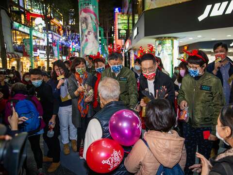 臺北市柯市長文哲在西門町商圈發送糖果給市民朋友