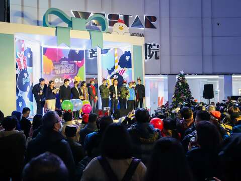 臺北市柯市長文哲與黃副市長珊珊於西門町商圈真善美廣場分享愛與聖誕祝福
