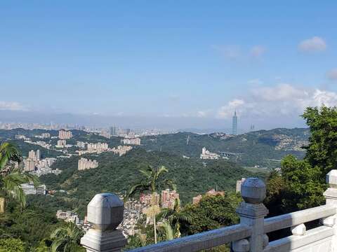 指南宮站外凌霄寶殿遠眺一景