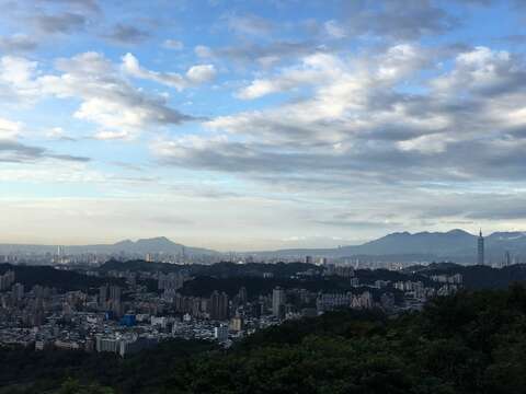搭貓纜俯瞰大台北盆地