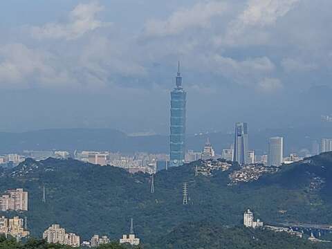 貓空站外風景
