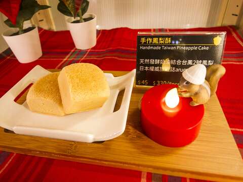 攤位前的鳳梨酥櫥窗展示品