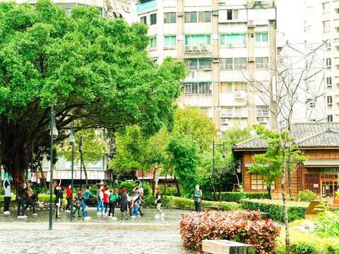 「庫裡」是寺裡僧侶主要的生活空間，惟此於1975年的火災中完全被燒燬已不復存在，目前現址上為榕樹和茄苳共生之樹。