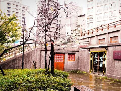 「本堂」僅剩臺座，當時的廟堂雄偉建築已不復見，現今臺座部分由臺北市文獻會進駐。