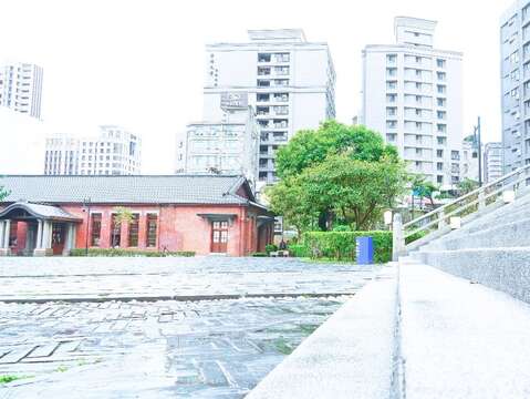 「本堂」整體大小約為300餘坪，臺基亦比一般佛寺高，且階梯分為2段，以洗石子裝式欄杆。