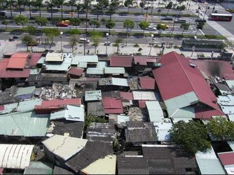 1975年西本願寺遭遇祝融後，只剩下本堂臺基、參道、輪番所、鐘樓和樹心會館等遺跡，隨後又因退役軍人遷入建屋居住而被埋沒在違章建築中。(照片來源：公園處配合科)