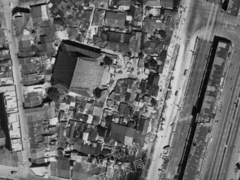 57年的航測影像中西本願寺已不復見當時的庭園了，周圍已被違建環繞埋沒在其中。