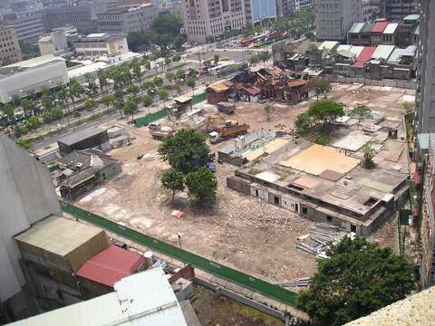 公園處拆除違建後，2005年8月樹心會館遭受大火，僅剩一部分的磚造結構。(照片來源：公園處配合科)