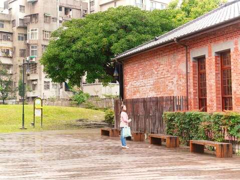 日式風味的歷史建築座落在綠意盎然廣場中，這些深具文化歷史及建築特色的「西本願寺」古建築群，更經由整建、美化、活化等手段進行營運推動，讓廣場的歷史故事可以延伸下去。