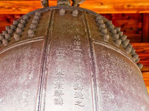 現在所看到的銅鐘為修建時參考同一時期的樣式仿製而成
