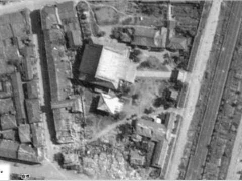 從34年的航測影像可以清楚看出西本願寺的配置，由右上到左下排列為：輪番所、庫裡、本堂、參道、御廟所、樹心會館及鐘樓