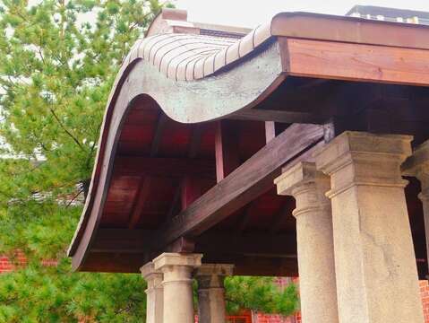 樹心會館前面門廊「唐門」呈圓弧狀的日本樣式。