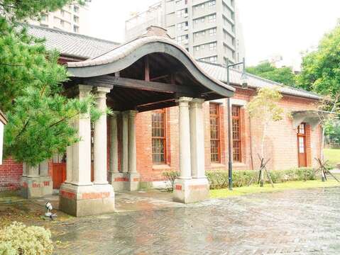 樹心會館整體建築混合了西式與日式的折衷樣式，為和、洋混風