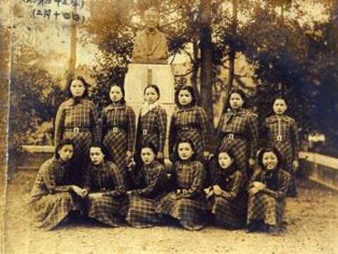 井村大吉胸像前眾美女(資料出處作者不詳〔日治時期不詳年〕，數位典藏與數位學習聯合目錄)