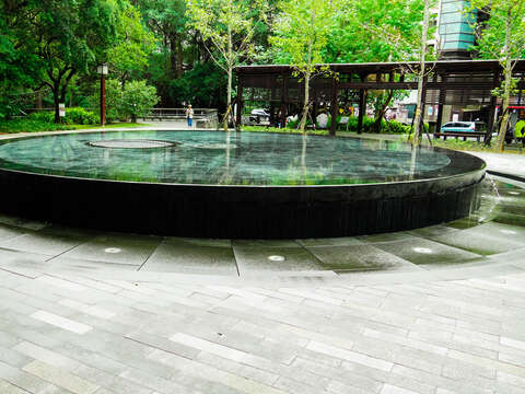 北投公園第一座噴水池，每日都有整點噴水表演
