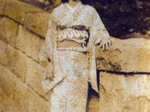 石拱橋美女(資料出處作者不詳〔日治時期不詳年〕，數位典藏與數位學習聯合目錄)