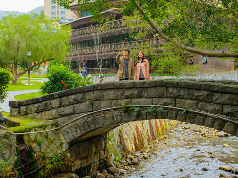 園內的石造拱橋據說是日據時期臺北廳長井村大吉任內興建