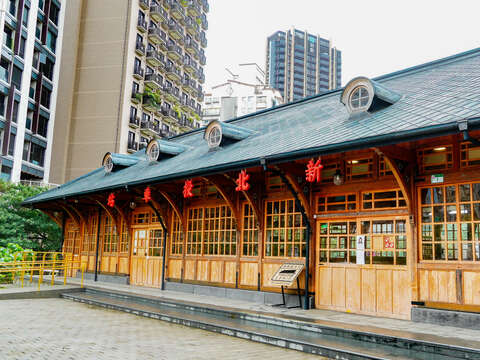 新北投車站是臺北市僅存百年車站，站體為木造結構