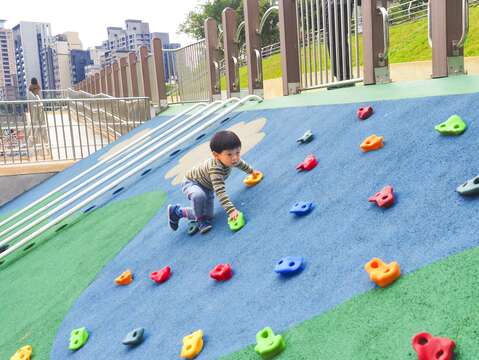 「道南河濱公園恆光橋下共融式遊戲場」藉由既有地型高差設置小朋友喜愛的遊戲場設施