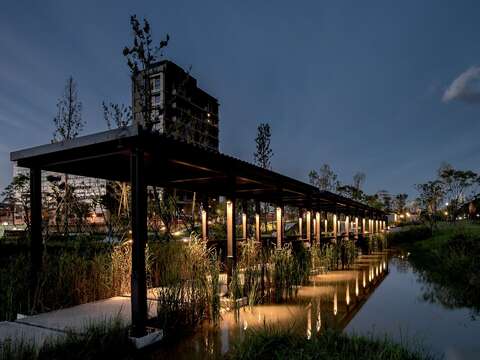 新新公園水上鐵路意象長廊夜景