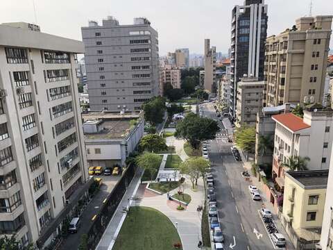 金杭公園緊貼弧形草邊緣的木椅,成為靜賞歷史的空間
