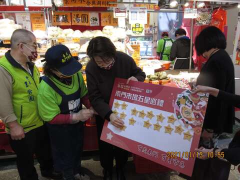 黃副市長珊珊於南門市場進行五星巡禮