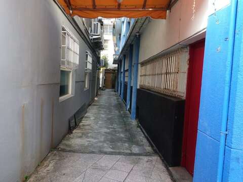 因日租套房為非法旅宿，且多未能依規定消毒清潔、動線混雜，又反覆接待居家檢疫或居家隔離者入住，容易交叉感染、形成病毒傳播溫床，更引發社區居民反彈。