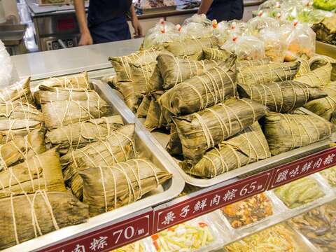 攤位前各種口味名粽
