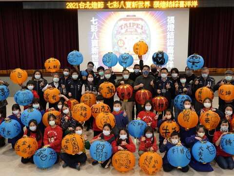 「2021台北燈節」首場行銷活動邀請在地里長里民、台北市漫畫從業人員職業工會、東園國小五年級美術班同學一起創作燈籠，喜迎牛年。