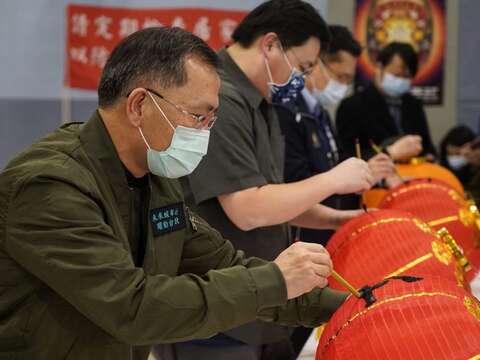 臺北市政府副市長蔡炳坤、觀光傳播局劉奕霆局長手繪燈籠，為2021台北燈節暖身祈福。