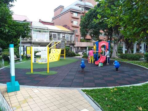 公園內隱藏一處秘密的「外星人基地」，外型就像飛碟頻道，適合親子共樂。
