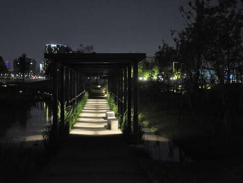 以適當的庭園高燈，讓溫暖的燈光佈在涼亭周圍。