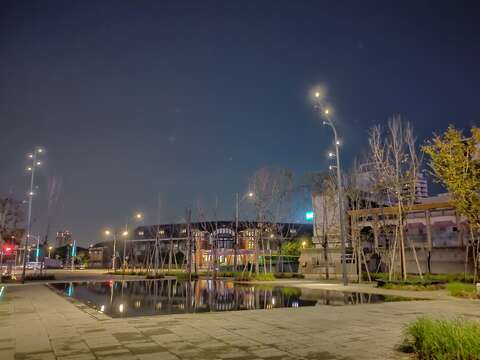 從行旅廣場往鐵道部望去的臺北夜景，充滿韻味。