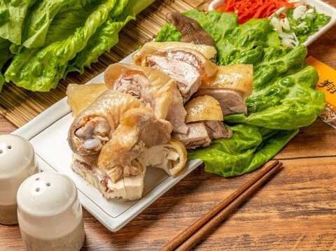 鹽水果凍雞肉質鮮嫩還保有湯汁，外皮則呈現彈Q的色澤與口感