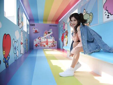 「西門PLAY樂購町」宇宙明星BT21「世界巡迴之旅」旅遊巴士,一起來找BT21玩吧