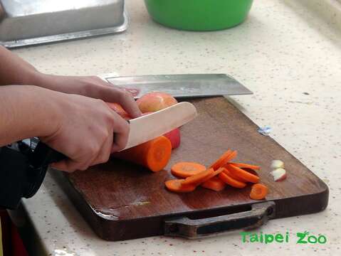 保育員們總是盡心盡力準備各種新鮮又健康的食物