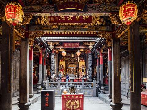 艋舺青山宮庇佑芸芸眾生,是許多人參拜祈運的聖所。(攝影/林冠良)