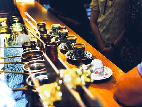 以歷史悠久的咖啡占卜問事,體驗中東民族的命理智慧。(圖/ Saturn Landing Turkish Coffee 登陸土星土耳其咖啡)