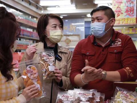 黃珊珊(右二)副市長與在地店家「和新蔘藥行」介紹果乾產品