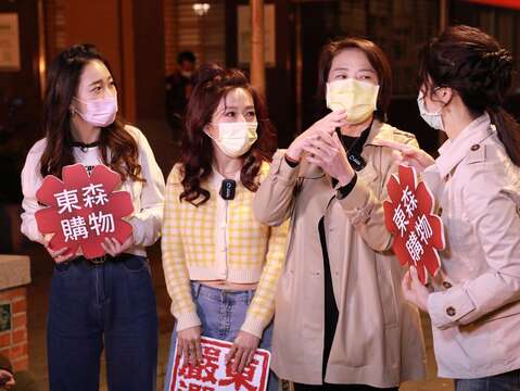 黃珊珊副市長(右二)與購物專家介紹迪化街人文歷史