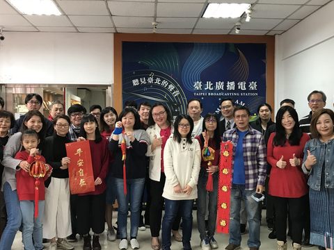 臺北廣播電臺全體同仁祝各位新年快樂、牛年哞歡哞樂(沒煩沒惱)！.JPG