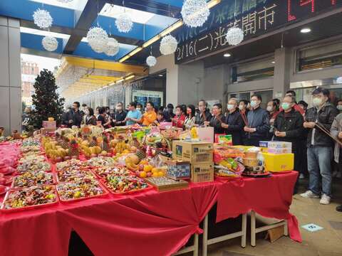 產業局林局長崇傑、市場處陳處長庭輝和光華商場理事長林文偉共同參與開市活動,並上香祈福
