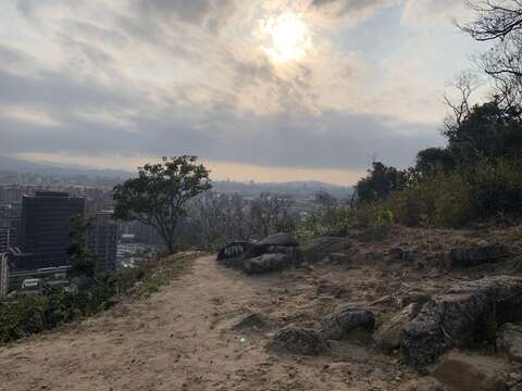 劍南山火燒跡地可眺望城市美景