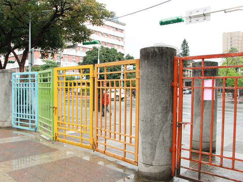公園入口處的彩虹意象