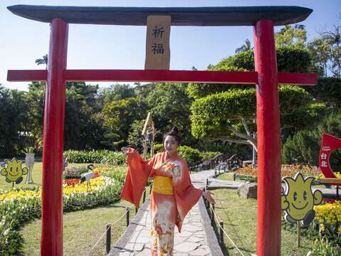 日本鳥居、祈福鐘、鯉魚旗妝點日本鬱金香展區