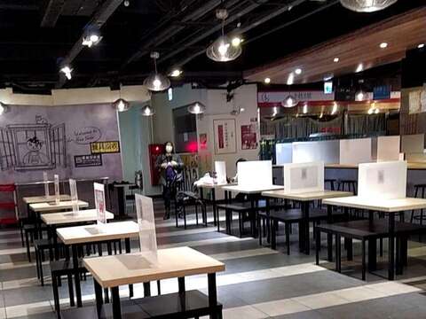 華山市場2樓共食區設置防疫隔板、座椅更新