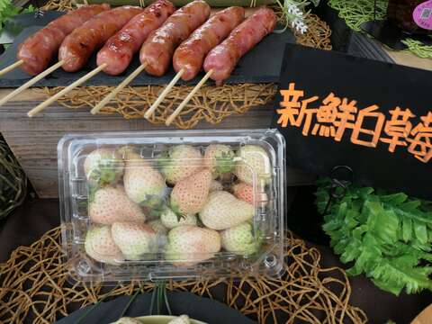 內湖草莓農友生產的白草莓。